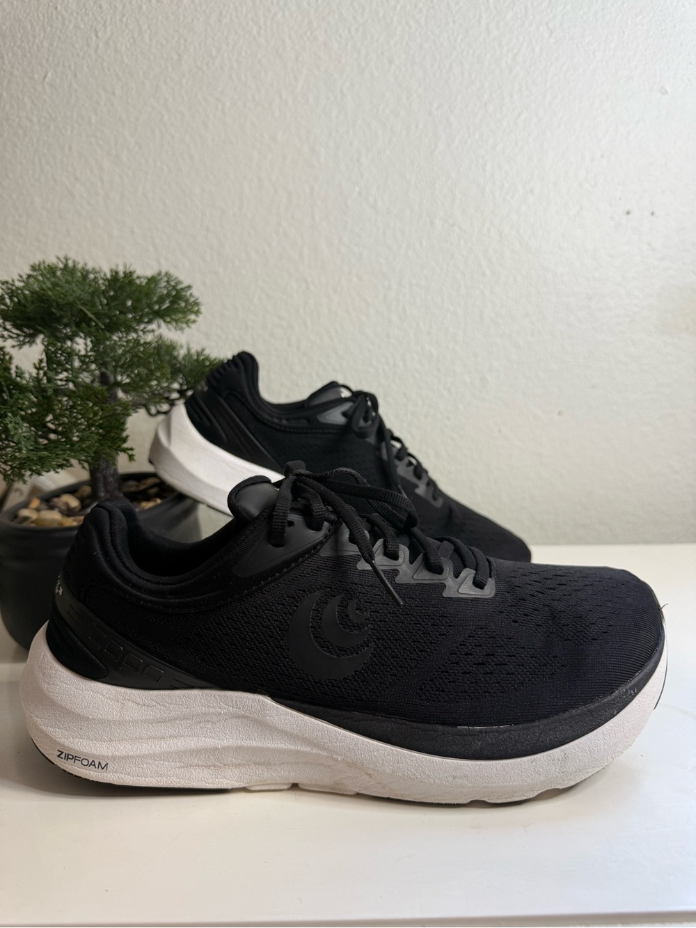 Topo Athletic Phantom 3 Women size 10 black Athletic Running Shoes